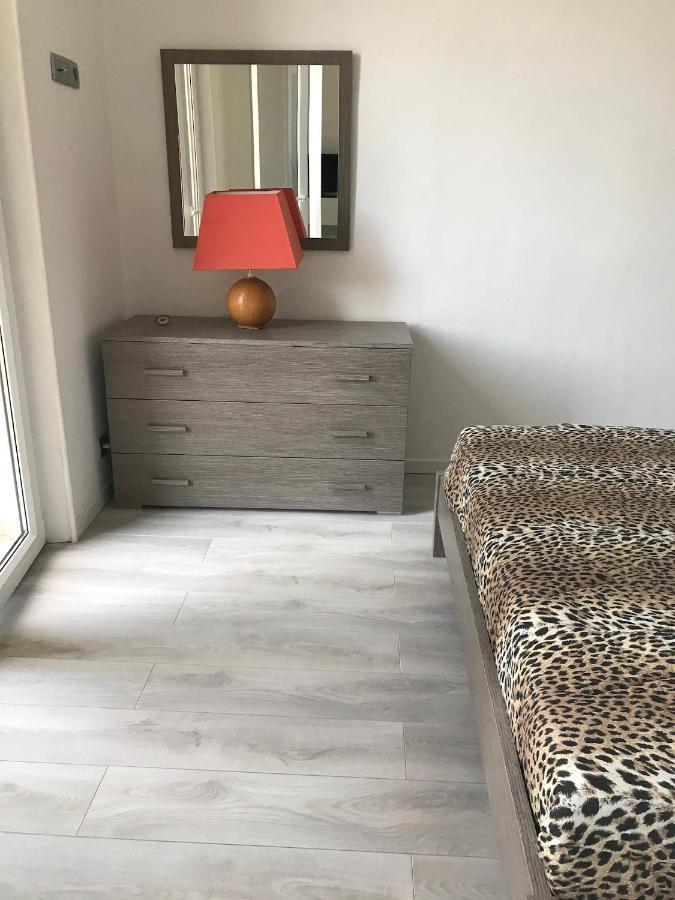 Appartement Terrasse Dans Palace Centre Ville مينتون المظهر الخارجي الصورة